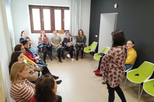 La ponente, Pilar Cabañero, se dirige a las asistentes al taller.