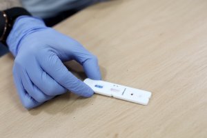 Realización de un test para la detección del Covid-19.