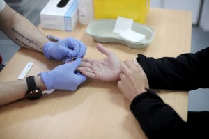 Realización de un test para la detección del coronavirus.