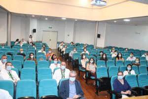 Homenaje del Poniente a 15 especialistas internos residentes.