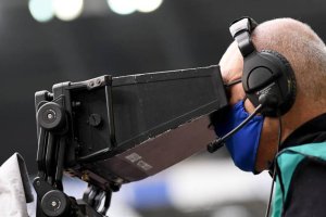 Un cámara de televisión, durante un partido de fútbol.
