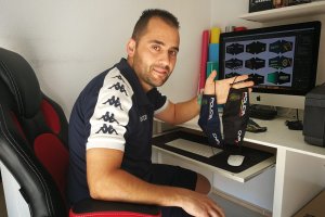 El ejidense José Liria, gerente de Warrior Sport Bikers,  ante el ordenador donde diseña y customiza las mascarillas.