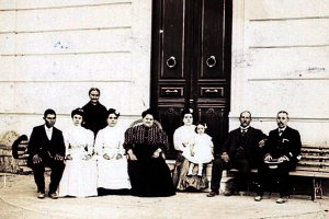 Cecilio Rodríguez  junto con su esposa, hijos y personal de servicio, en la casona, en una foto del Museo de Terque.