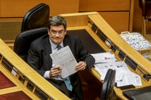 El Ministro de Inclusión, Seguridad Social y Migraciones, José Luis Escrivá, en una intervención en el pleno de control.