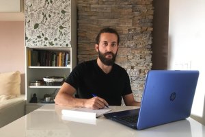 Jesús Rubia trabajando en el salón de casa.