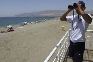 Un vigilante \'oficial\', en la playa de Almería.