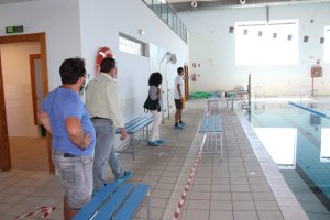 El alcalde, Juan Pedro García, y la concejala de Deportes, Mª del Mar Sánchez, inspeccionan las instalaciones.