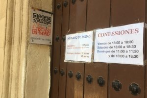 Horarios de cultos y confesiones en la Iglesia de San Pedro.