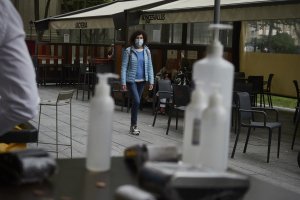 Gel desinfectante en una terraza en el primer día de la Fase 2 de desescalada.