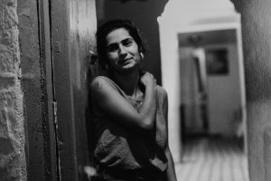 Retrato de una mujer captado en La Chanca que participa en la subasta solidaria.