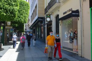 Imagen del Paseo de Almería con comercios ya abiertos.