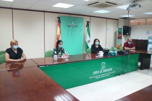 La consejera reunida con miembros del sector en Almería.