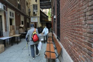 Un hombre acude a un comedor social en Madrid.