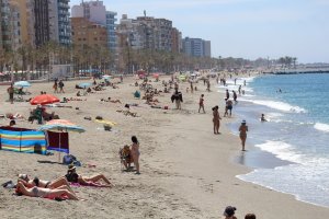 Bañistas en la playa de Almería, esta semana.