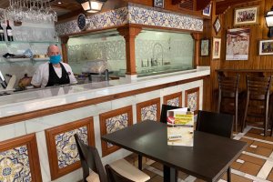 Mesa reservada para el diálogo en un establecimiento almeriense