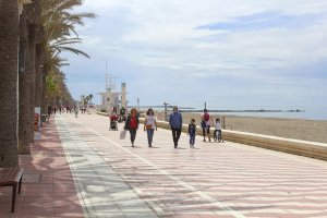 Imagen del Paseo Marítimo de Almería antes de que fueran obligatorias las mascarillas.