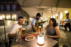 Una pareja en una terraza de Madrid durante la desescalada.