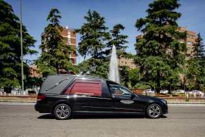 Un coche fúnebre circulando por Madrid.