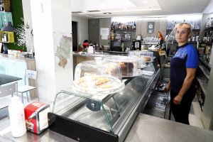 Imagen de un bar durante las fases de desescalada.