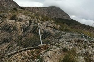 El estado en el que ha quedado la valla tras el acto vandálico.