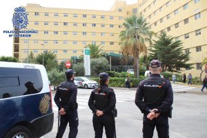 Agentes de la Policía Nacional frente a Torrecárdenas, en una imagen de archivo.