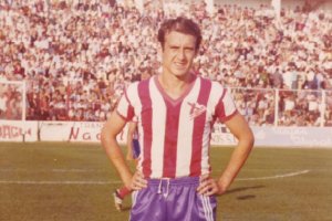 La camiseta que mejor le quedaba a Polo era de color rojiblanco,