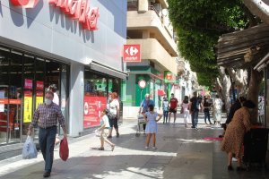 Almerienses haciendo uso de sus mascarillas en el Paseo.