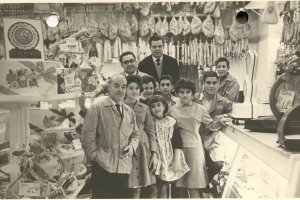 Inocencio Fernández, con gafas, a su lado el empleado Domingo Pérez. Delante su tío César, Consuelo, Mari Carmen, Viviana, Filomena y unos aprendices