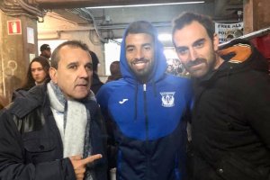 Francis y Ángel con Jaouad en el Camp Nou cuando fue convocado por el Leganés.