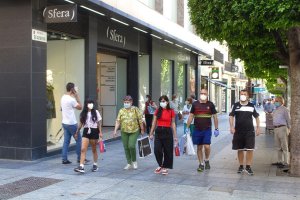 Viandantes con mascarilla en el Paseo de Almería.