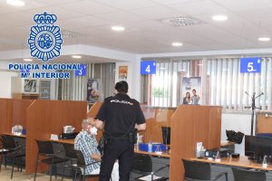 Un ciudadano visita las dependencias policiales para renovar el DNI.