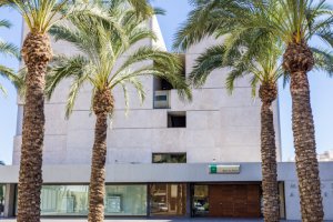 Vista del Museo Arqueológico de Almería tomada desde su plaza.