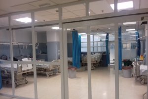 Cristaleras amplias para crear una zona de aislamiento o compartimentación del área de Observación.