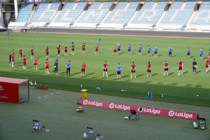 Minuto de silencio por las víctimas del Covid-19 antes de entrenar.