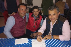 Carlos Salvador Hidalgo (derecha) en una imagen del Facebook de la Hermandad del Rocío de Almería.