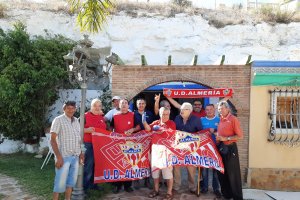 La peña Regiones con las banderas al viento.