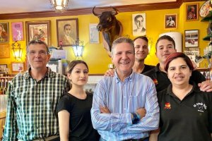 Manuel Leal, en el centro, con su equipo de El Quinto Toro. Foto: FRIOS.