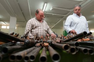 Dos ciudadanos examinan armas de caza en una subasta anterior en Almería