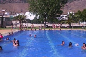 Imagen de archivo de una piscina almeriense.