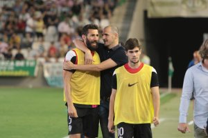 Fernando Soriano abraza a Carlos Cuéllar tras la permanencia.
