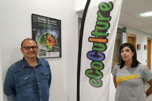 Ángel Ruiz Serna, gerente de Ecoculture Biosciences, y Beatriz Llanos.
