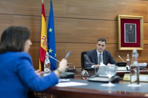 Margarita Robles y Pedro Sánchez, durante un Consejo de Ministros.