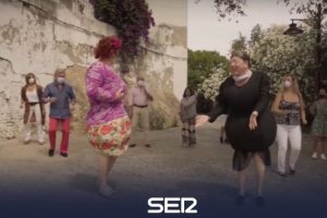 Omaíta y Antonia juegan el doble papel de la prudencia y la relajación en las medidas de prevención.