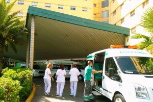 Profesionales sanitarios a las puertas del Hospital Torrecárdenas.