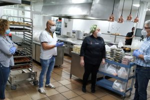 El alcalde visita las instalaciones de Casa Rafael.