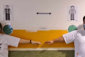 Empleados de Clece manteniendo la distancia de seguridad.