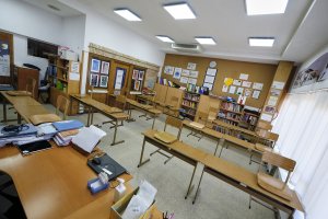 Pupitres separados en un aula acondicionada para el inicio del nuevo curso.