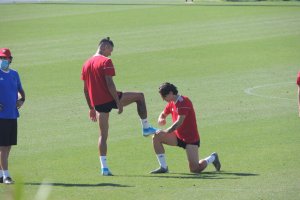 Coric limpia la bota a Darwin Núñez.