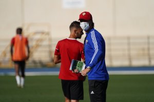 El míster Guti tomando nota en el entrenamiento del equipo.