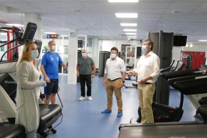 Visita a la piscina cubierta de Adra.